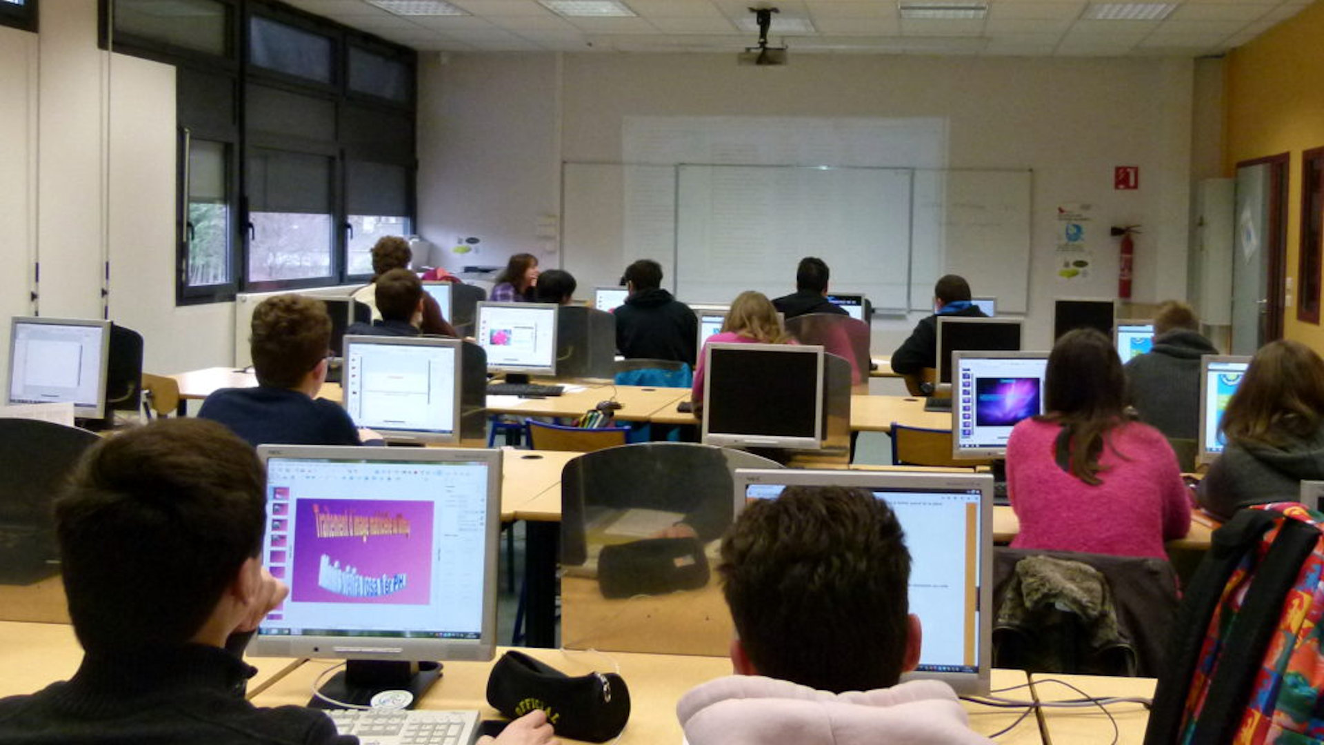 Salle-informatique-1024x584